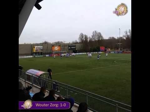 Wouter Zorg benut een penalty voor sc Hercules Zaandam