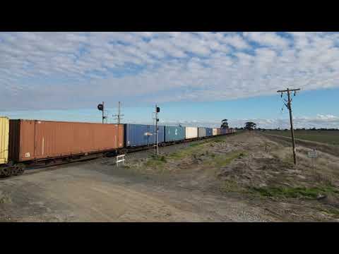 AM9 SCT passes through the Wimmera Intermodal Freight Termnal with EL62, EL60