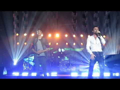 Constantinos Christoforou & DoOdy Rap - Gia ola ikanos @ Super FM Christmas Concert