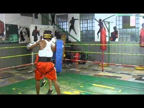 Douglas ataíde x Flavio bisqui 09/11/13 sparring guarany round 4