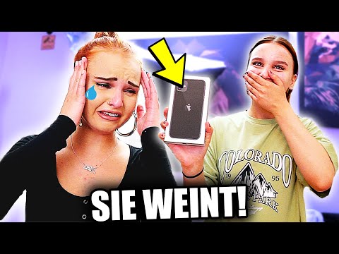 Ich SCHENKE meiner Schwester ein iPhone ! 😳 - Celina