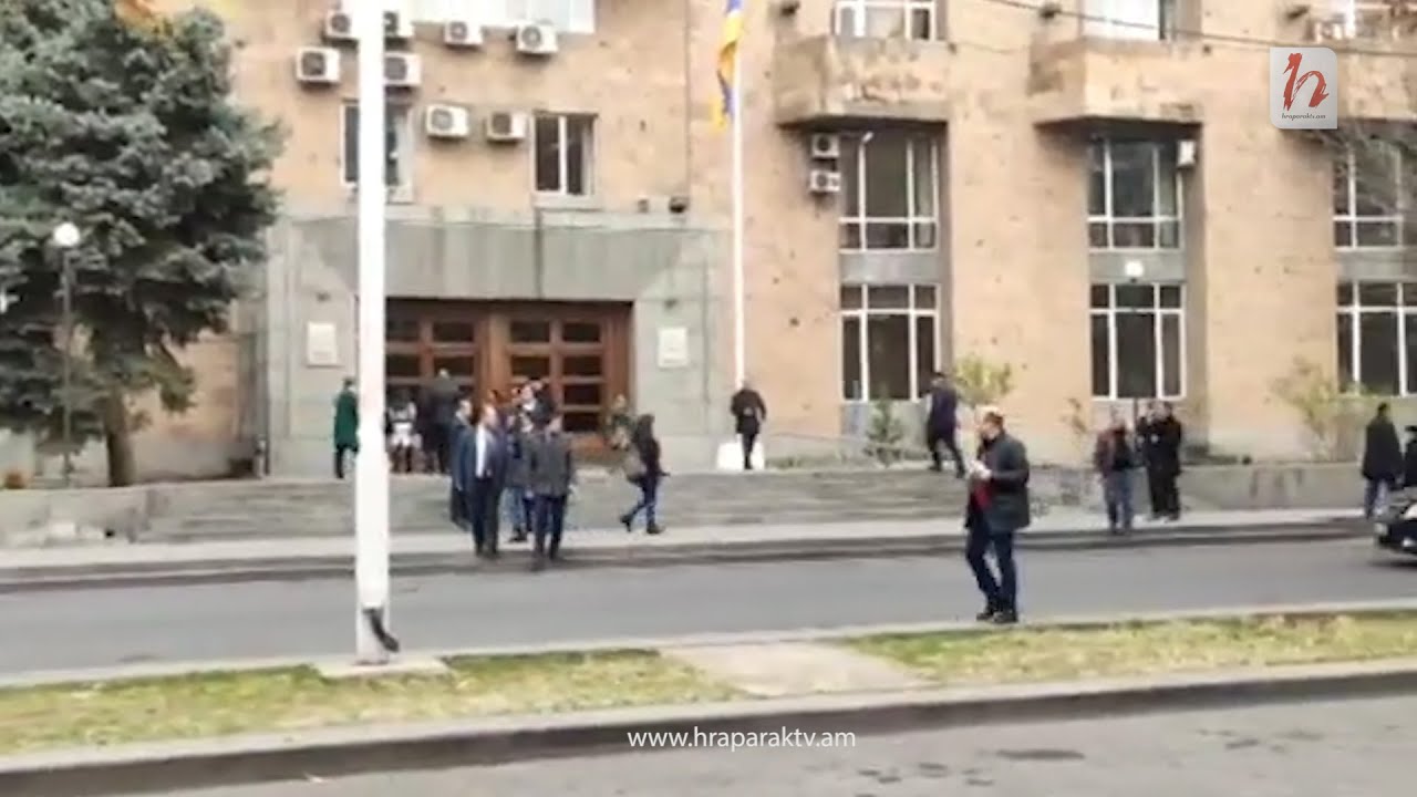 Փաշինյանը եկել էր սոցապնախարարություն. ճանապարհը երկու կողմից փակել էին