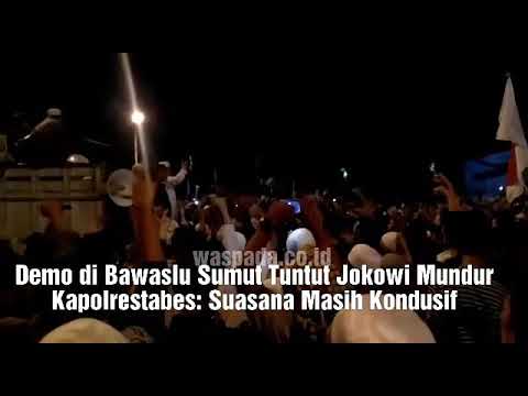 Massa Demo di Bawaslu Sumut Minta Jokowi Mundur