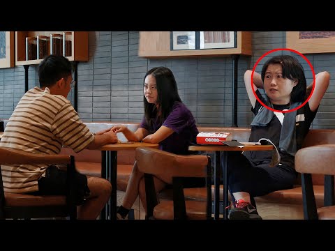 看到女生被男友和閨蜜欺騙，路人小哥用魔術告訴她真相