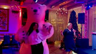 Білий ведмідь на День Народження в ресторані Вопак