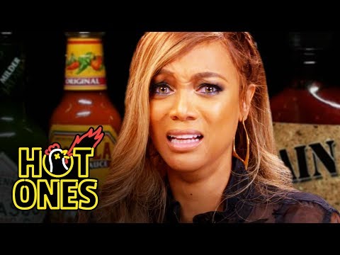 タイラ・バンクス、スパイシーな手羽先を食べながら彼女の母のために泣く｜Hot Ones (Tyra Banks Cries For Her Mom While Eating Spicy Wings | Hot Ones)