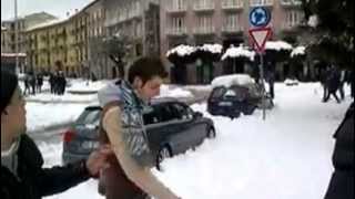 preview picture of video 'Palle di neve in piazza ad Atripalda 02/2012'