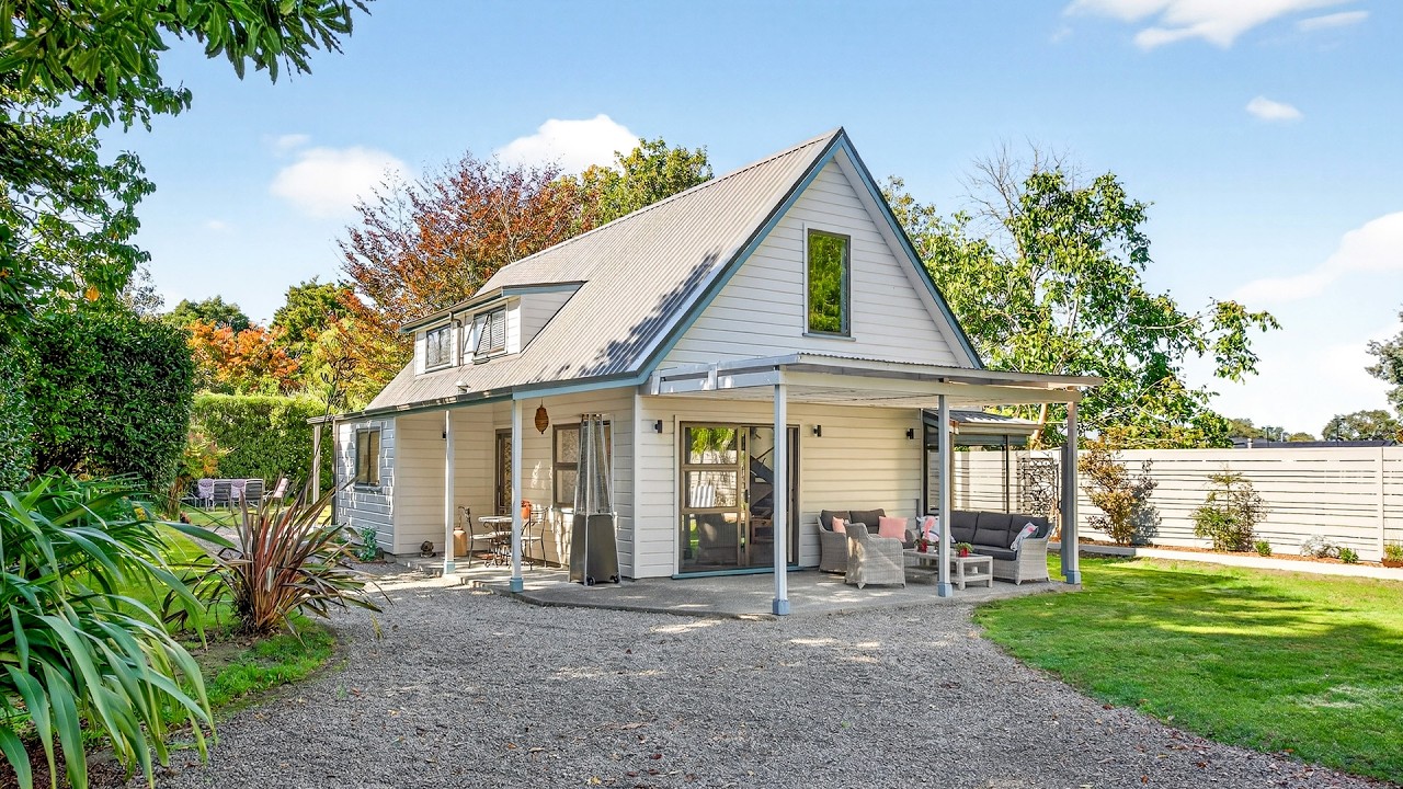 Stylish Greytown Hideaway with Space & Privacy