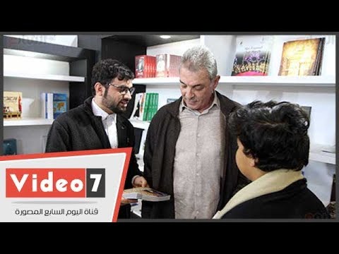 محمود حميدة يزور معرض القاهرة للكتاب بصحبة حفيده