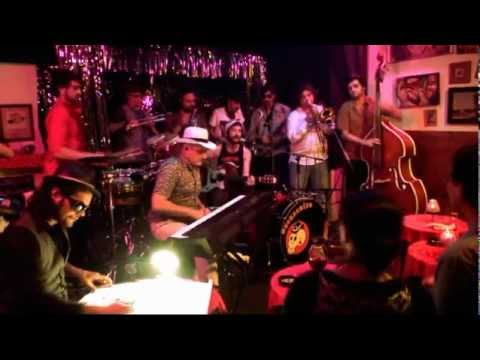 Muchachito Bombo Infierno. Directo en "El Gallo Escondío"