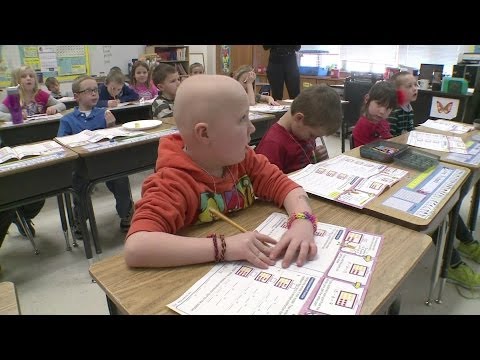 Niño de 7 años se rapa para que su mejor amigo con cáncer no se sienta extraño