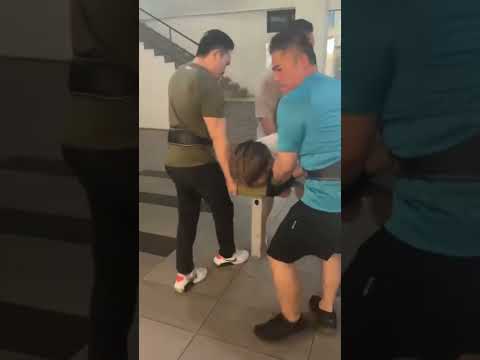 Pesakit datang diangkat atas kerusi gym?Selepas rawatan pesakit terus boleh jalan! Tengok video ini.