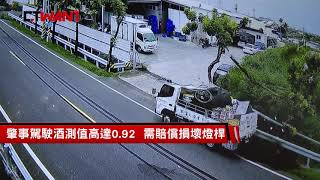 圖說-CTWANT 即時新聞》貨車衝撞護欄路燈斷　後方騎士慘遭殃
