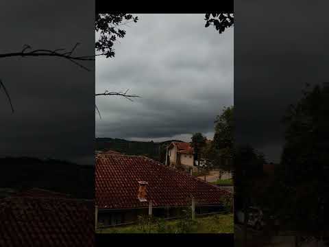 ⛈️Tempo escurece na cidade de Piên Paraná nesta tarde de domingo, chuva forte com trovões