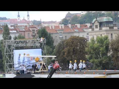2013.09.22. Red Bull 鳥人飛行大賽 in Praha, Group 2 開場表演