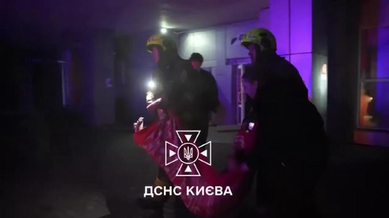 Nuovo attacco russo su Kiev con 16 missili balistici, le immagini dei soccorsi