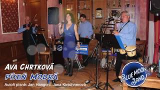 Video Ava Chrtková zpívá píseň Modrá
