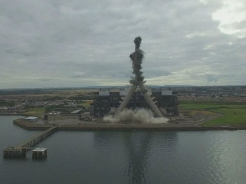 Portobello Beach in Edinburgh: Tower demolition in perfect choreography
