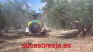 preview picture of video 'Tractor trabajando con Atomizador Caffini'