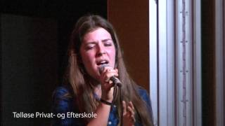 preview picture of video 'Amanda  synger Skyscraper til forårskoncert på Tølløse Privat- og Efterskole'