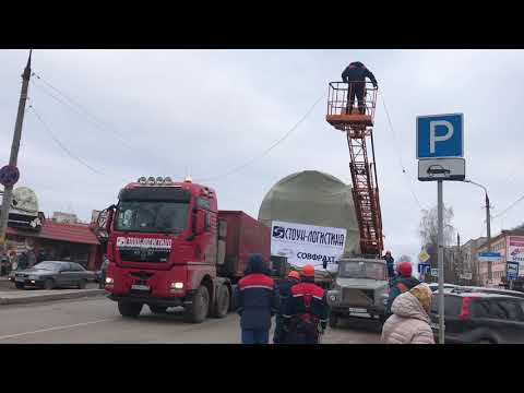 Негабаритный автопоезд вновь следует по улицам Великих Лук