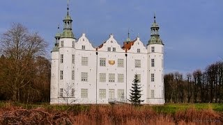 preview picture of video 'Ahrensburg, Schloss Ahrensburg im Dezember mit Weihnachtsbaum - Full HD (1080p) Videobild'