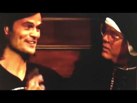 Pauw de Leeuw als non in het biechthokje