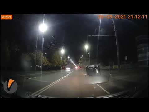 Видео: Suzuki Vitara перевернулся на улице Санкт-Петербургской в Великом Новгороде