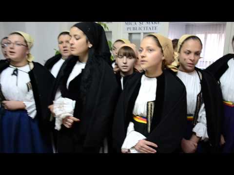 Colindatori din Cut, la redactia ziarului Unirea