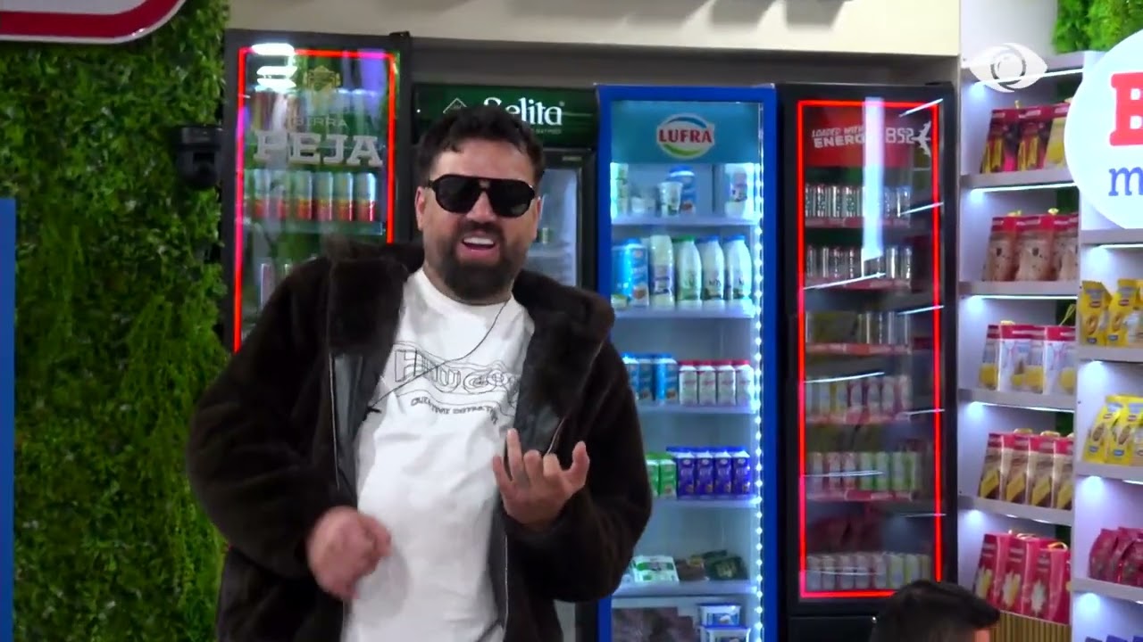 Stine në rolin e dirigjentit, banorët këndojnë në kor