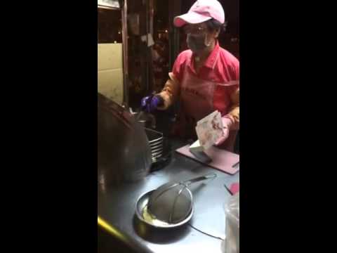 Uma loja fedorenta de tofu no Mercado Noturno de Tsiqiang em Kaohsiung, Taiwan