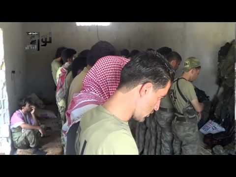 عناصر لواء البتار يقومون بأداء الصلاة فيل التوجه الى اللاذقية