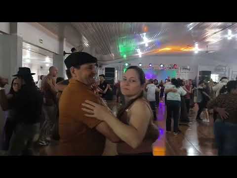 Bailando no Clube Guarani em Itapejara D Oeste. 