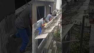 Download lagu VIRAL TUKANG BANGUNAN TERJATUH HAMPIR TERTIMPA BANGUNAN‼️ mp3