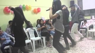 Camille Cabaltera canta e balla insieme ad amici/parenti