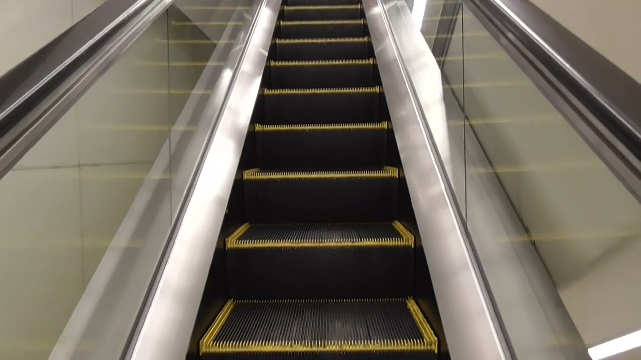 ソラリアターミナルビルのエスカレーター（B2～8F・上り）日立製