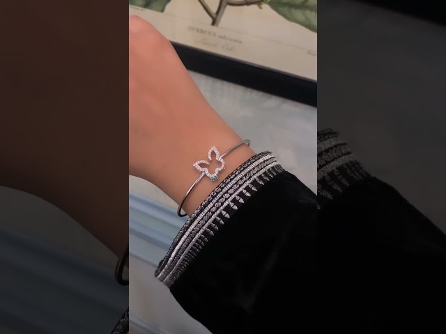 أسورة الفراشة الأنيقة باللون الفضي (B747).