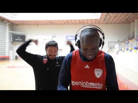 Gli auguri “cantati” della Pallacanestro Varese