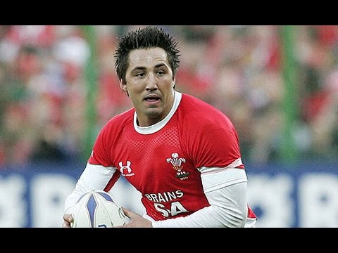 Gavin Henson off the ball work creates try vs Italy 2009