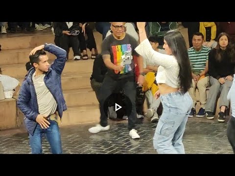 Moviendo caderas con el Tambor en el parque Kennedy en Miraflores, Lima - Peru