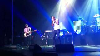 Maroon 5 - If I Ain't Got You (Alicia Keys Cover) LIVE at Manchester Apollo
