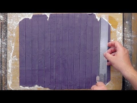 Taglia la pasta viola con la rotella tagliapizza. Il ripieno ti manderà in estasi.