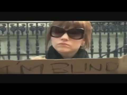 UNA MUJER CAMBIA EL LETRERO DE UN CIEGO