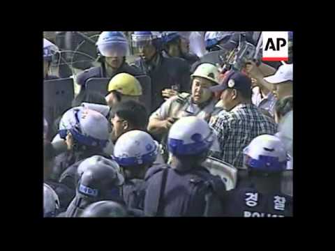 SOUTH KOREA: ANTI-US PROTESTORS CLASH WITH POLICE