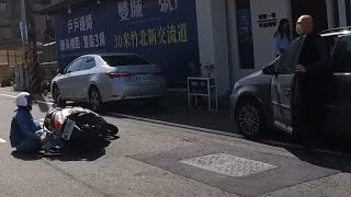 【4K UHD】【車禍影片】汽車未注意後方來車開門撞倒機車（2025.04.16 新竹縣竹北市中正西路