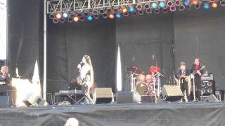 Crystal Gayle, Everybody's Reaching Out For Someone