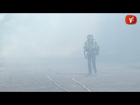 Un incendi crema una nau industrial a tocar de Gavà