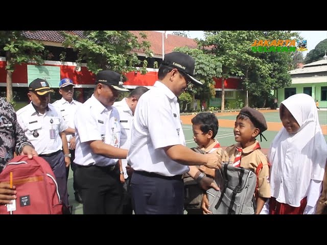Siswa dan Siswi SDN Tanjung Barat 09 Terdampak Banjir dapat Tas dan Alat Tulis