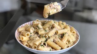 Una exquisita pasta con atún en salsa blanca
