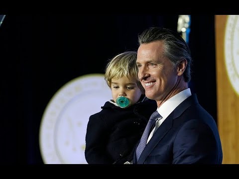 Sleepy toddler upstages governor father during inaugural speech